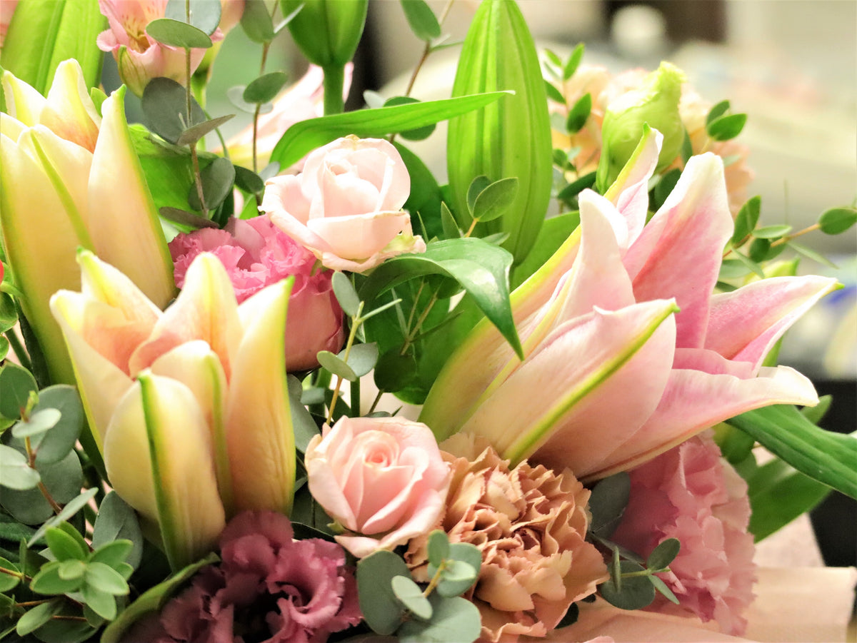 ピンクユリのナチュラルアレンジメント