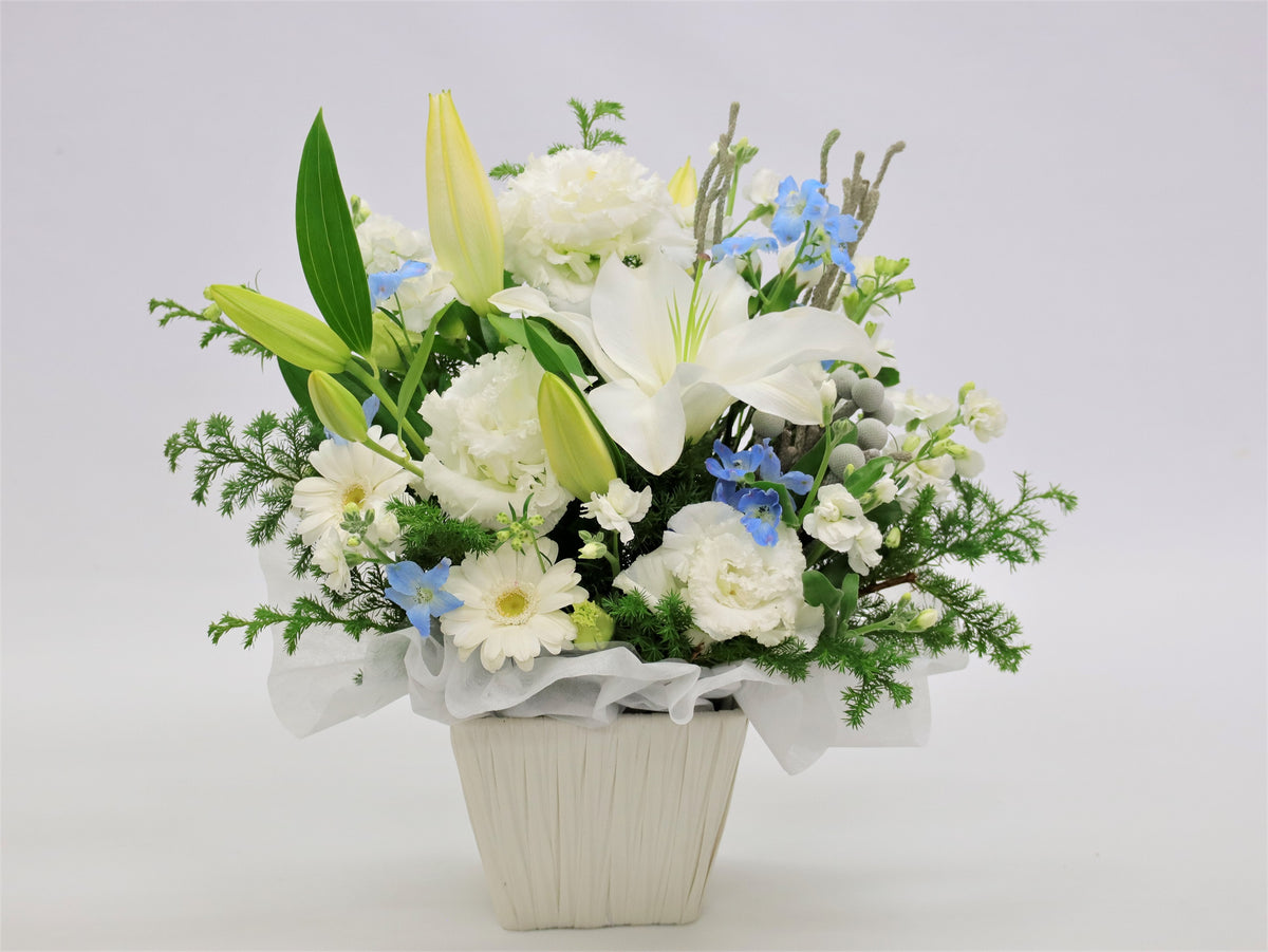 ホワイトブルーのお悔やみアレンジメント