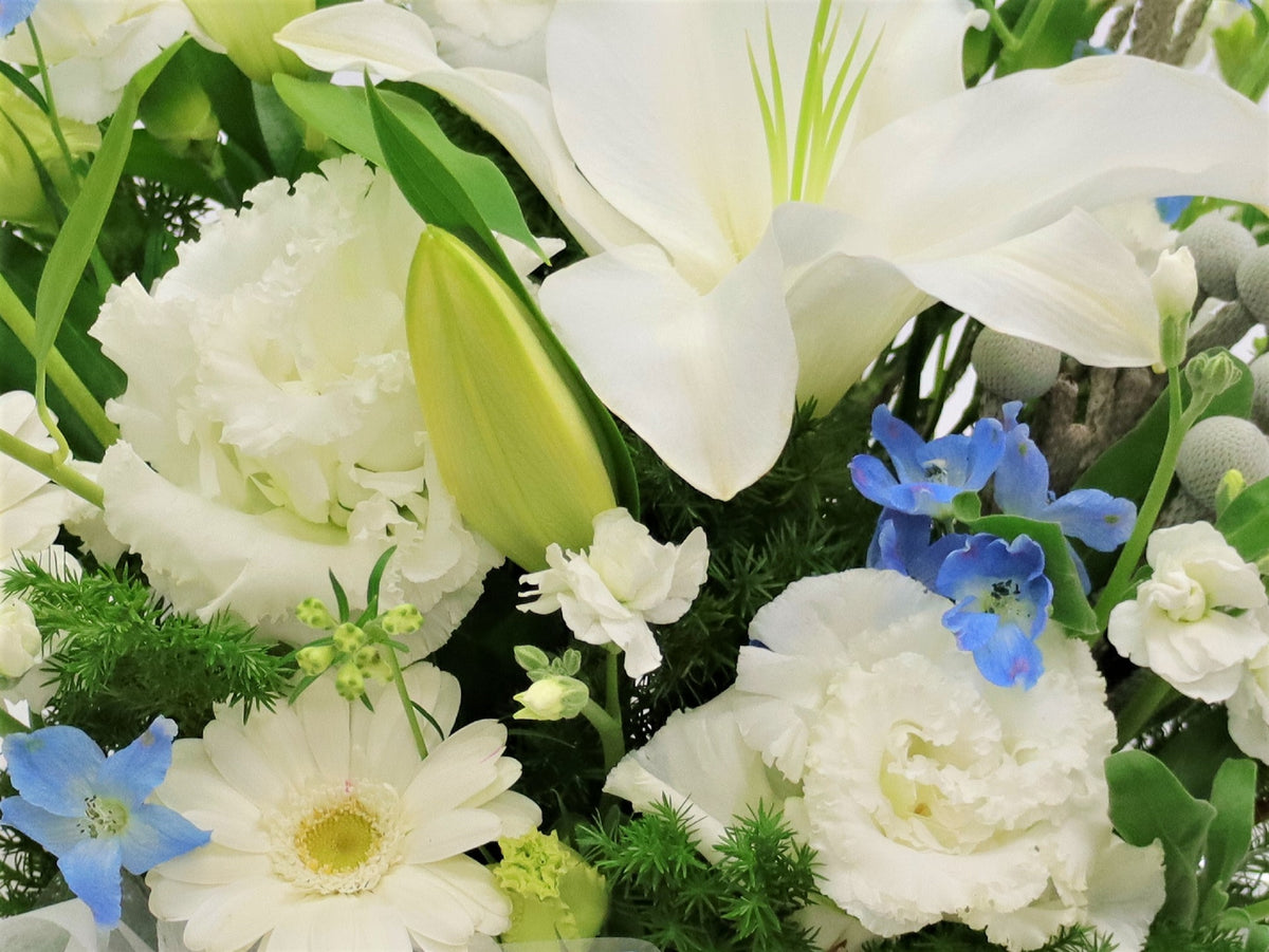 ホワイトブルーのお悔やみアレンジメント