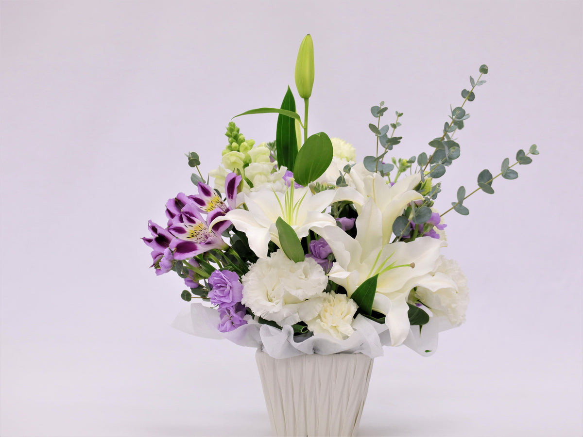 ホワイト&ラベンダーカラーのお悔やみアレンジメント