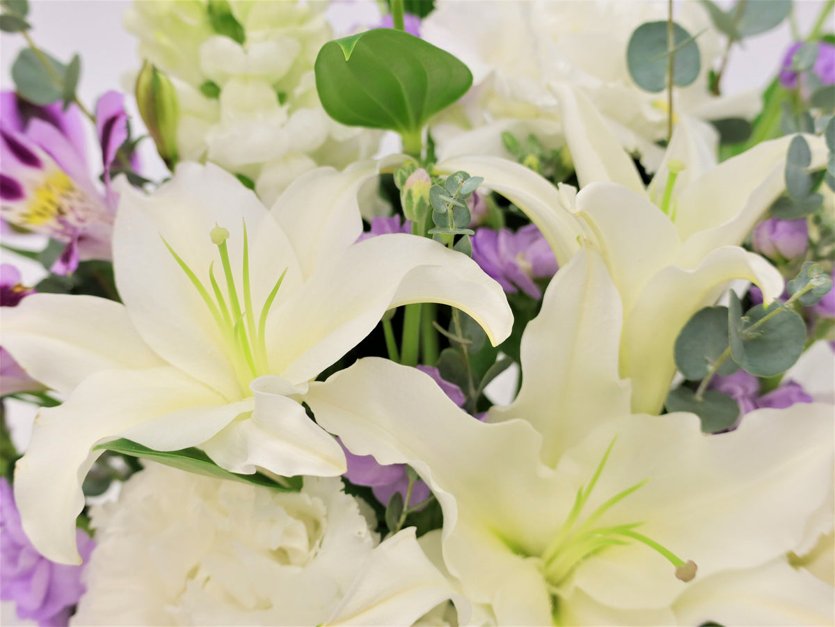 ホワイト&ラベンダーカラーのお悔やみアレンジメント