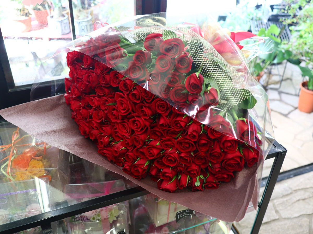 108本の赤バラの花束